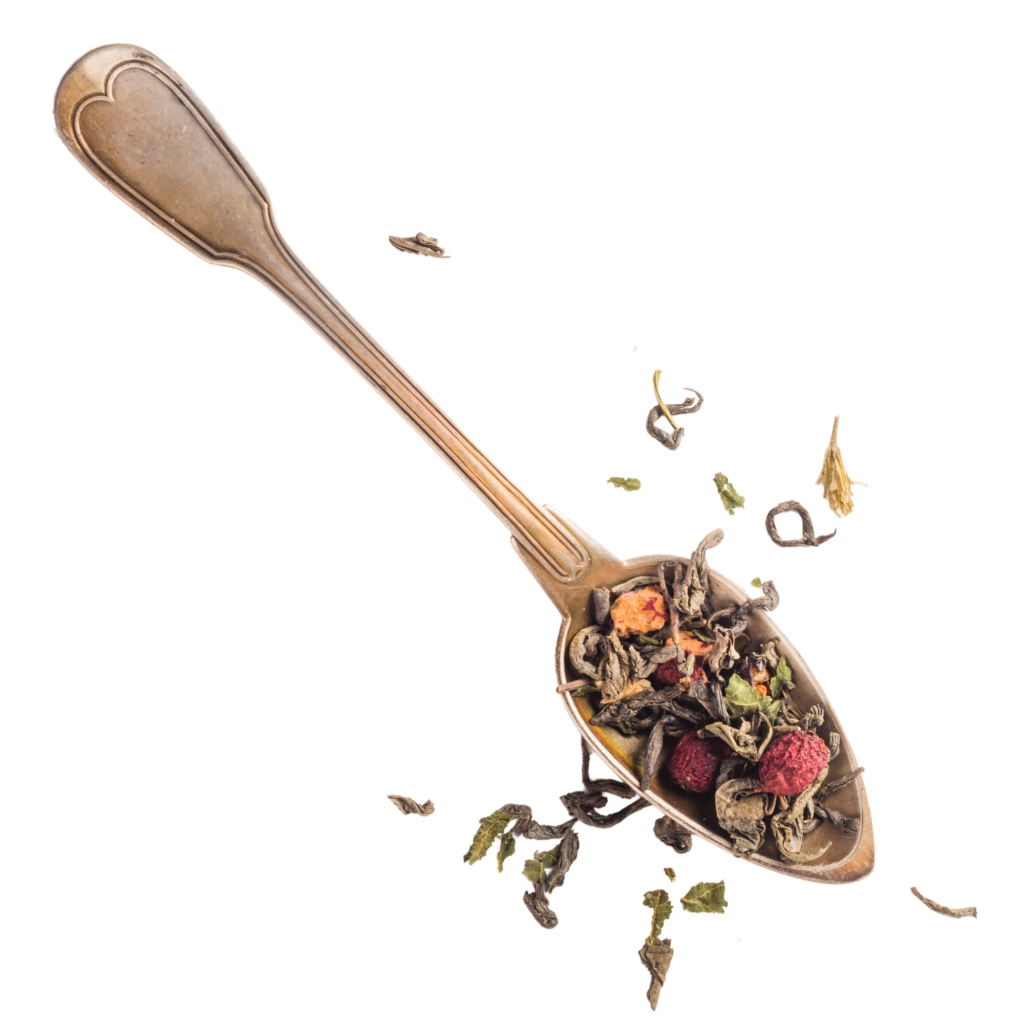 Cuchara de madera con hojas de té a granel