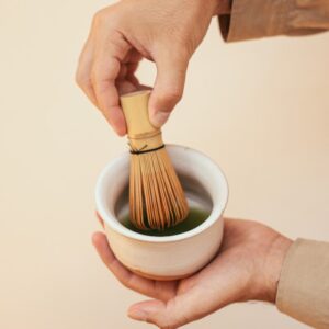 Batidor de bambú (chasen) para preparar té matcha en un cuenco